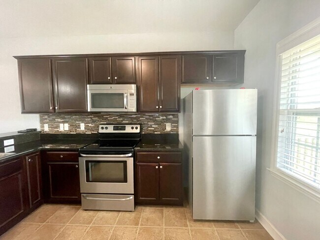 Foto del edificio - Great Townhome! Minutes to Hwy 172 Back Gate