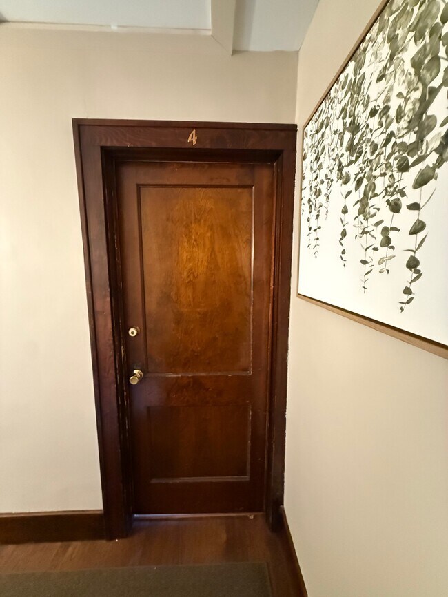 Foto del edificio - 1844 Deer Park Ave