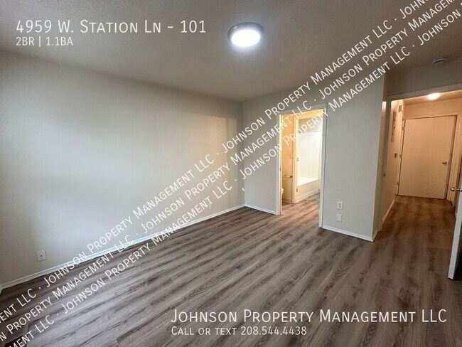Building Photo - Upgraded 2BR Apartment with Central A/C an...