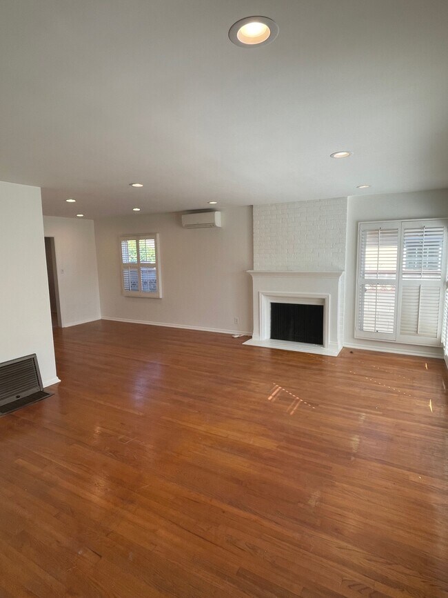 Living Room - 2844 S Bentley Ave