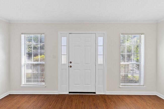 Building Photo - 2018 Briar Ct