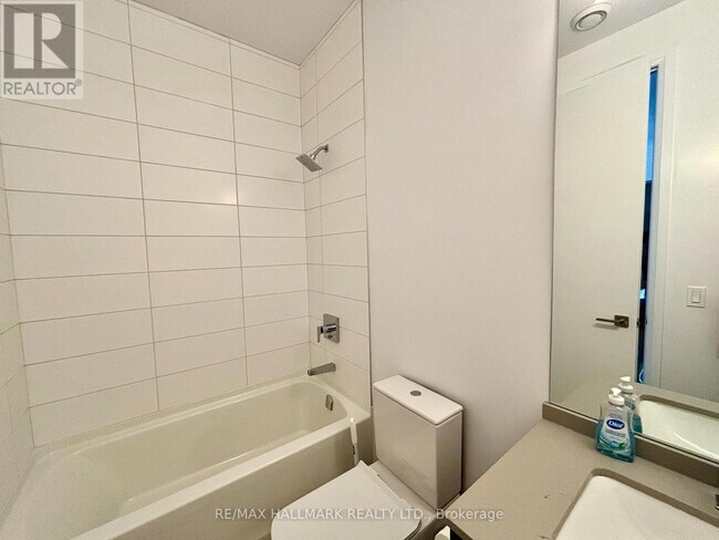 Photo du bâtiment - 4208-4208 Dundas St W