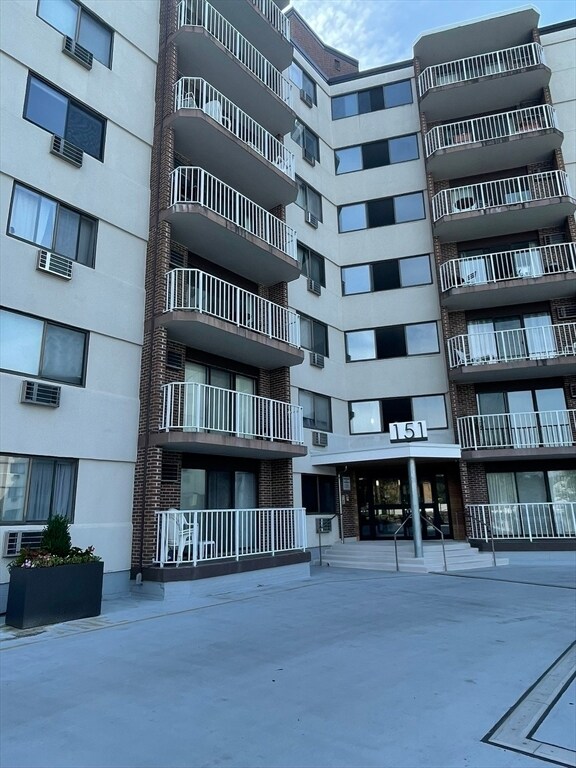 Foto del edificio - 151 Coolidge Ave