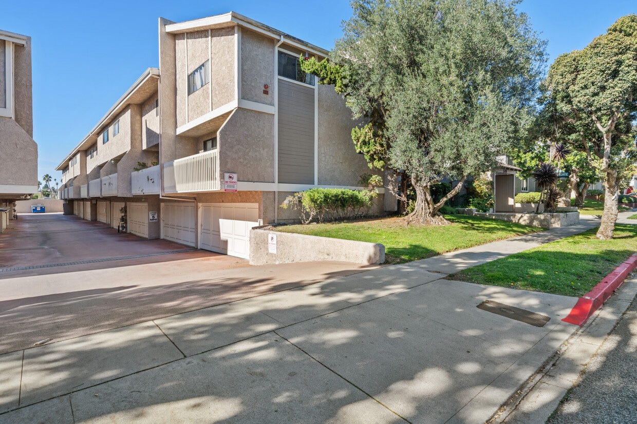 front of building - 519 Meyer Ln