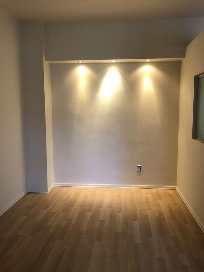 Building Photo - Centrally Located Junior One Bedroom in Georgetown/Dupont border. UTILITIES INCLUDED