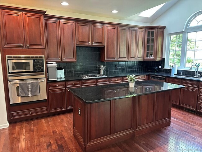 Building Photo - 633 Creekside Ln