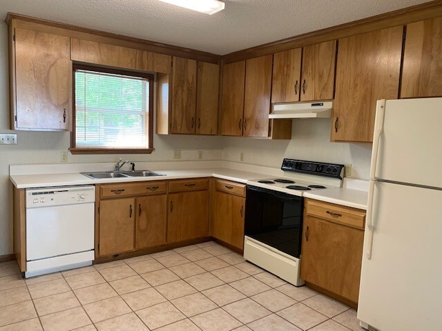 Building Photo - 2306 Pineview Dr