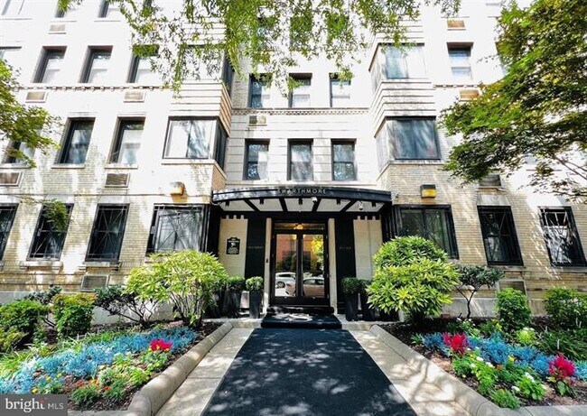 Entrada principal del condominio Swarthmore - 1010 25th St NW