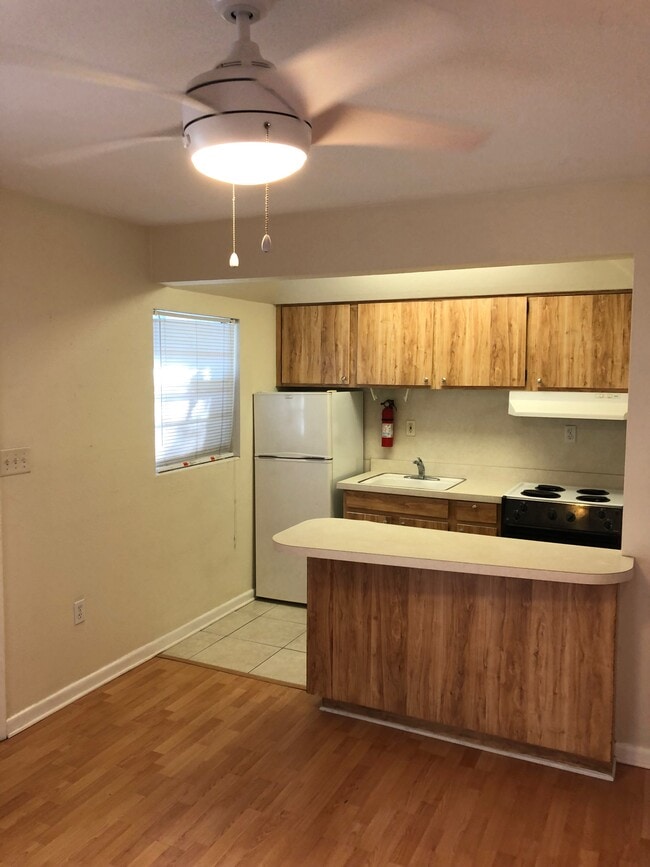 Kitchen - 421 S Hyer Ave