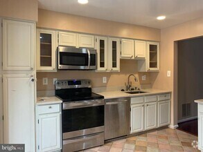 Building Photo - 3027 Mozart Dr