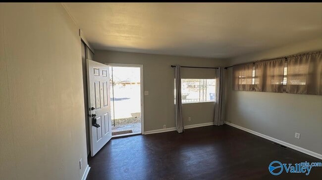 Foto del edificio - 2901 Azalea Rd SW