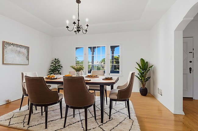 Foto del edificio - 307 S Doheny Dr