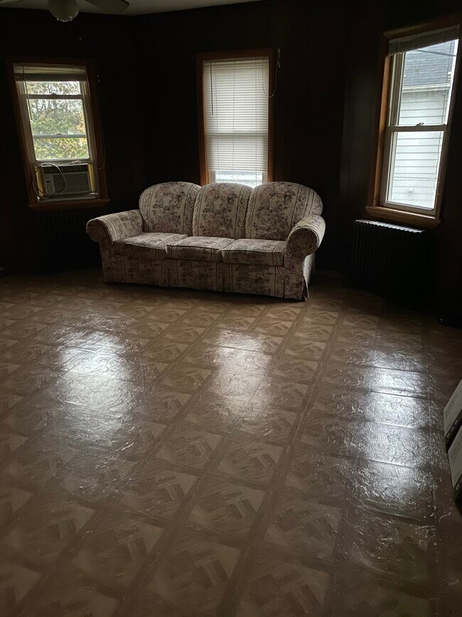 Living room - 18 W Railroad Ave