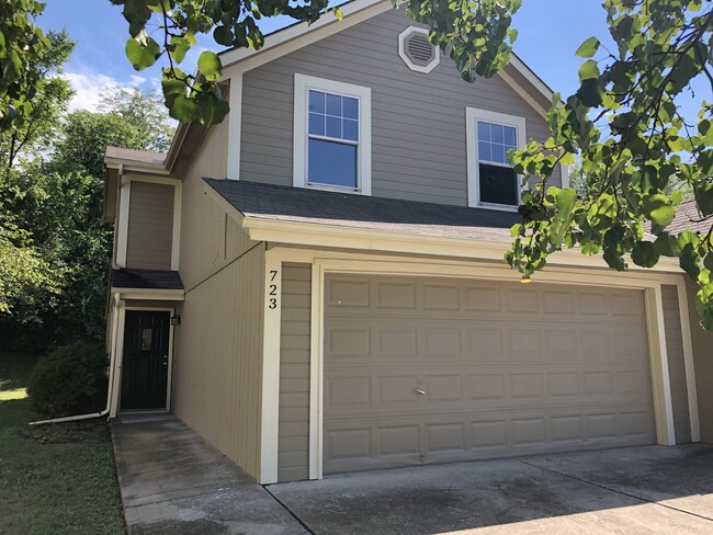 Building Photo - 723 NE Swann Cir
