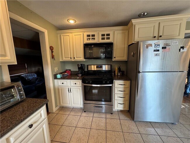 Foto del edificio - 73 Armory Dr