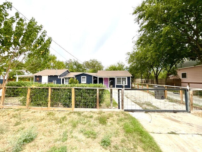 Building Photo - **APPLICATION RECEIVED** Spacious 2-Bedroo...