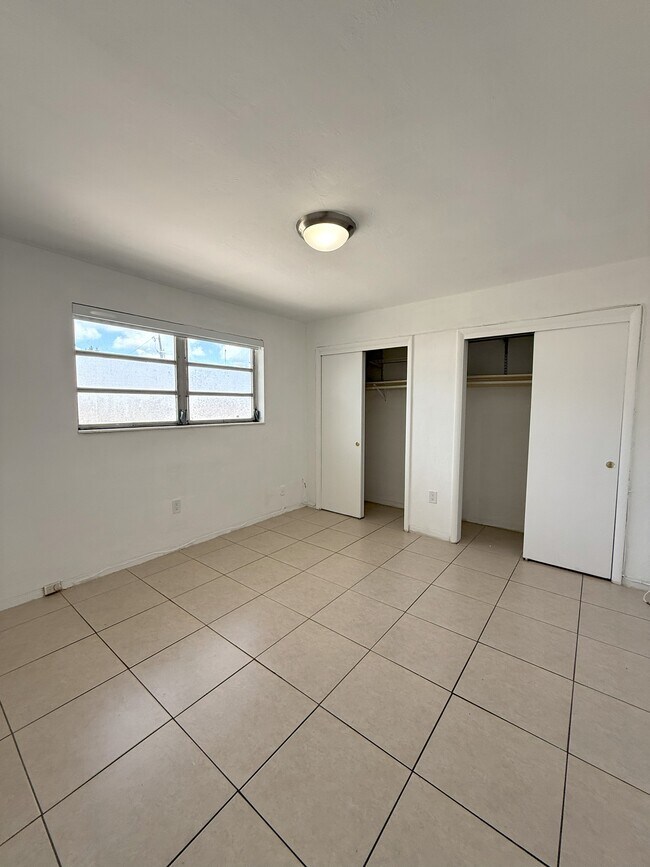 Dormitorio - 5165 W Flagler St