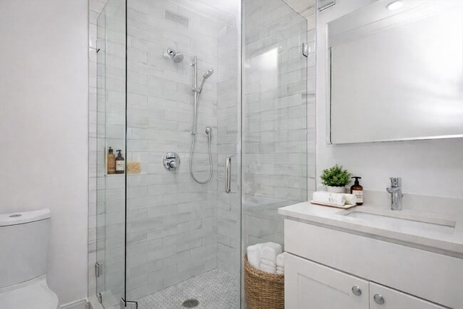 Building Photo - 68 Day St