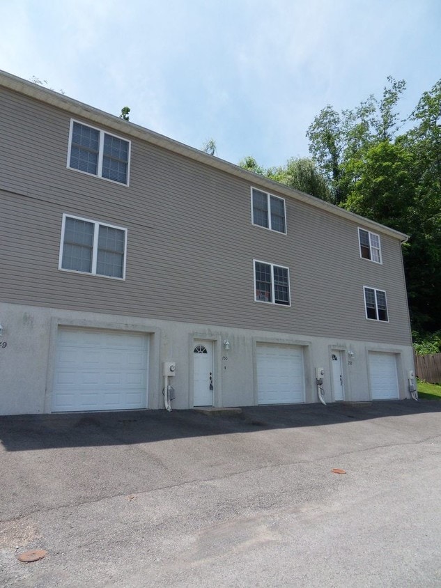 Primary Photo - 750 Erow Ave