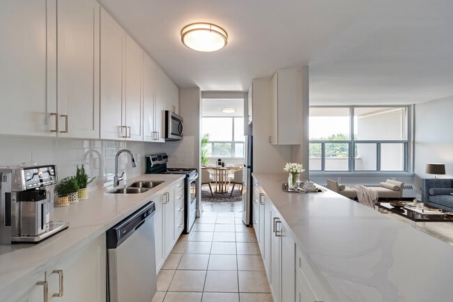 Building Photo - 53 Thorncliffe Park Drive