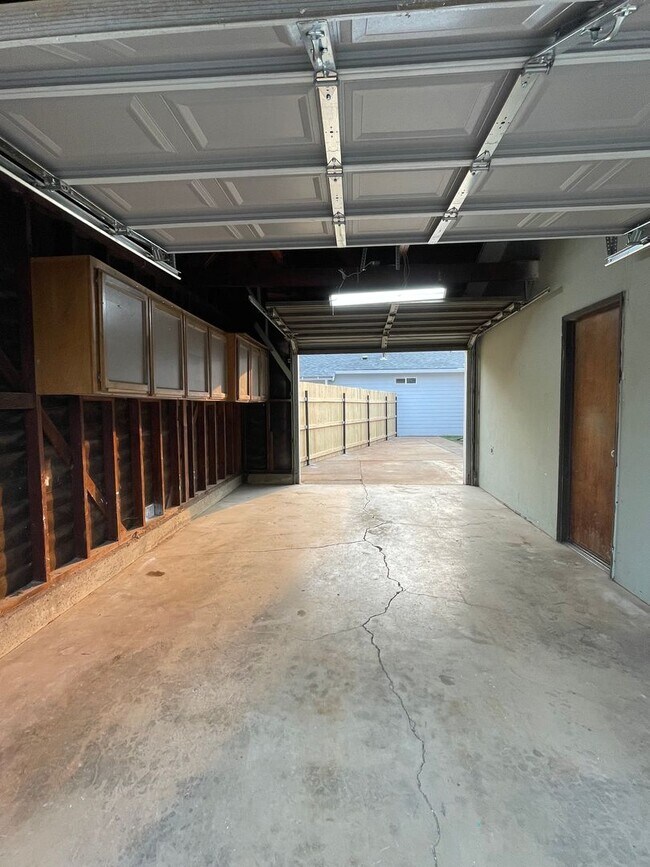 Foto del edificio - SPACIOUS 3 BED 2 BED SINGLE FAMILY HOME AW...