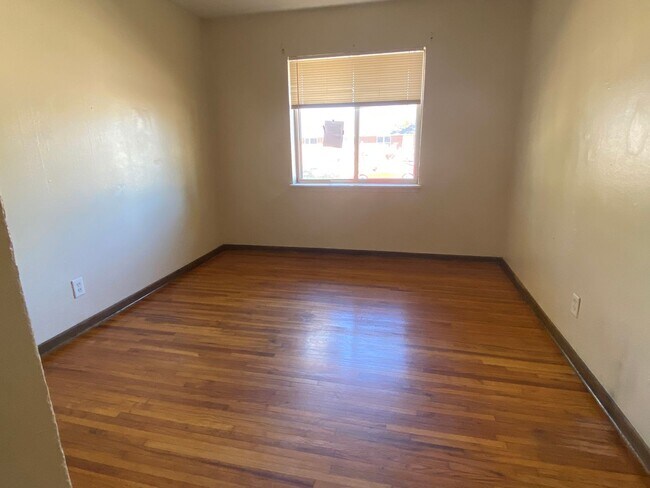 Building Photo - East Side 1 bedroom with hardwood floors