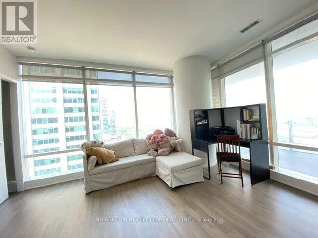 Photo du bâtiment - 1-1701 Bloor St E