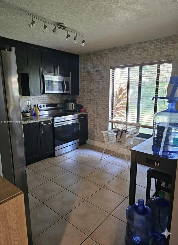 Building Photo - 7509 SW 26th Ct