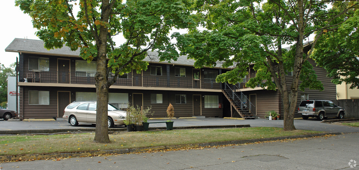 Building Photo - Silver Maple Apartments