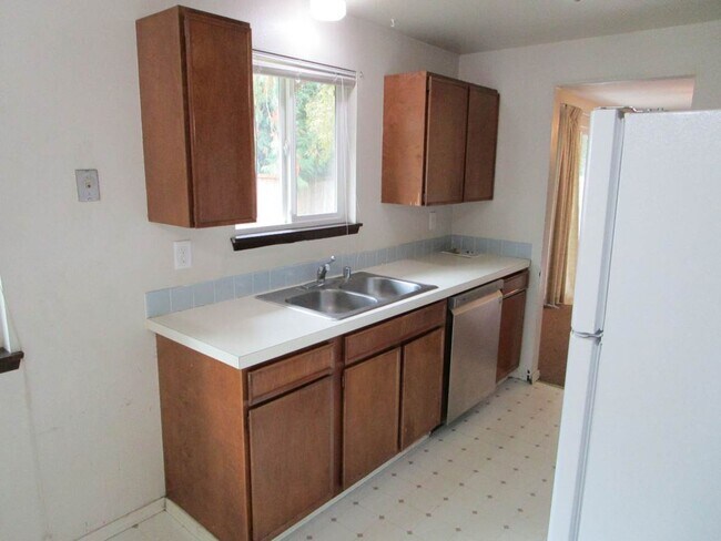 Building Photo - 3 bedroom, 1.5 bathroom Port Orchard Rambler