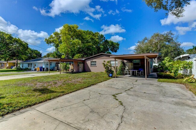 Cochera delantera - 5318 17th St W