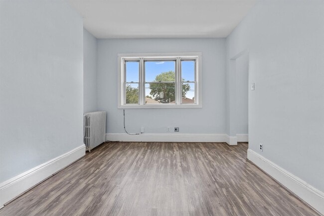 Foto del edificio - 122 Mallory Ave