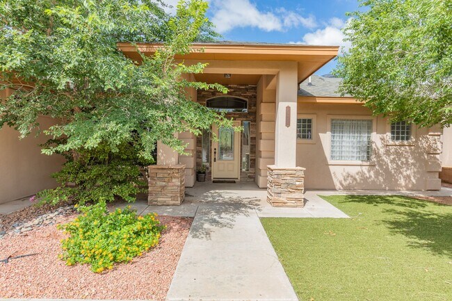 Foto del edificio - Beautiful Home in the Golf Course Area