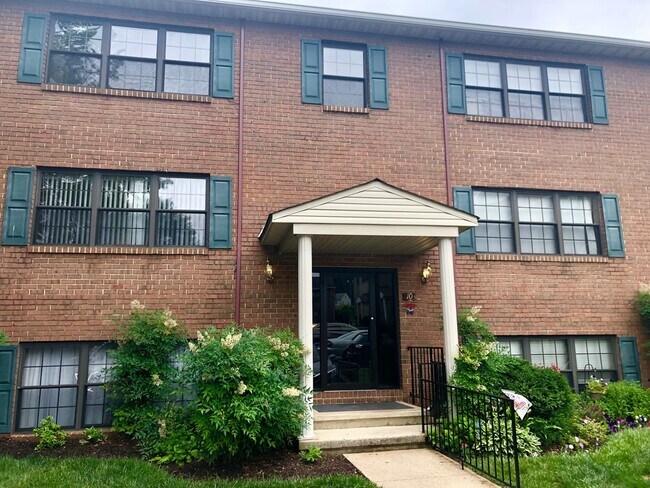 Foto del edificio - Updated 2Bed/2Bath Top-Floor Towson Condo ...