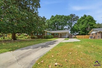 Building Photo - 202 Self St