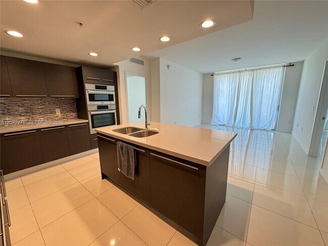 Foto del edificio - 7661 NW 107th Ave