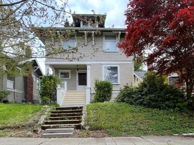 Building Photo - 4534 Thackeray Pl NE
