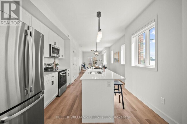 Photo du bâtiment - 470-470 Darcy Dr