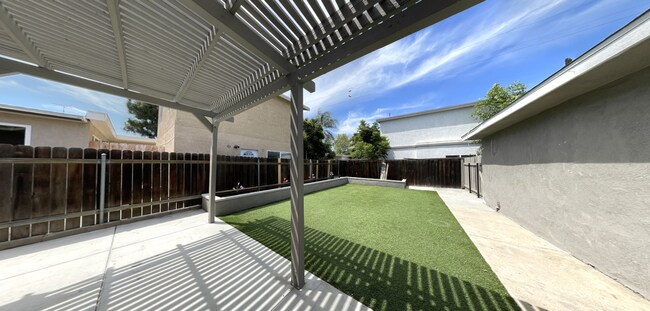 Foto del edificio - Private Turfed Yard! Large 5 Bed / 3 Bath House on Dorothy