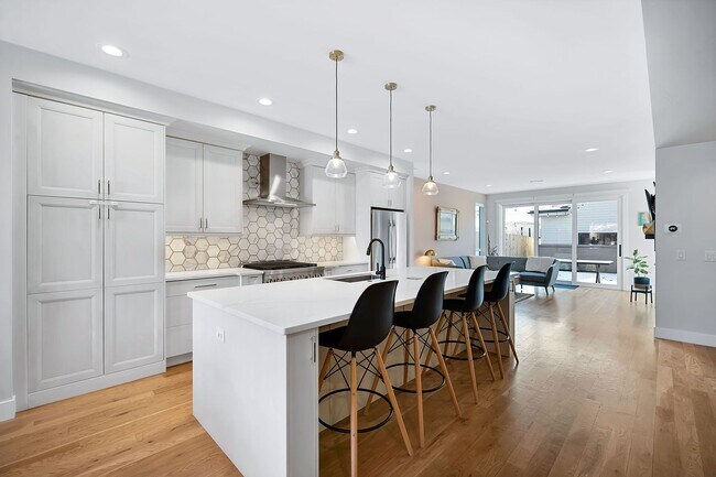 Foto del edificio - Modern 4BD, 4BA Home With 2-Car Garage, On...