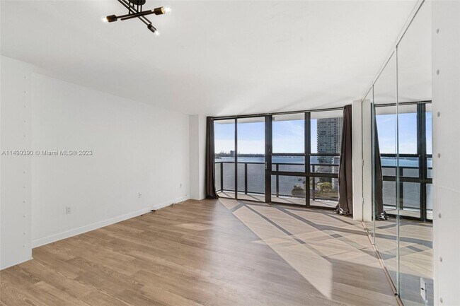 Foto del edificio - 600 NE 36th St