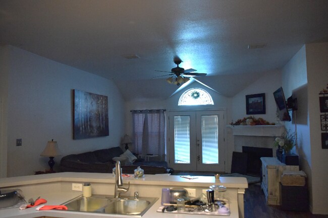 Building Photo - 1613 Redwood Dr