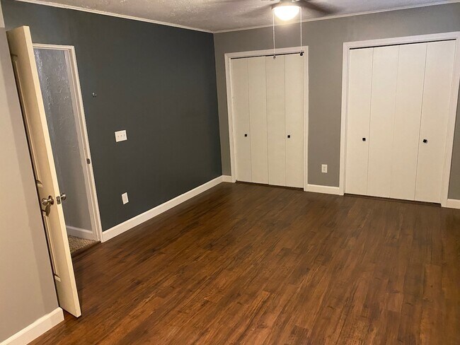 El dormitorio principal cuenta con dos armarios y suelos de superficie sólida. - 508 E Indian Dr