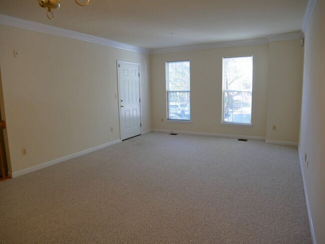 Building Photo - Amazing Vienna Townhome Condo in A Great L...