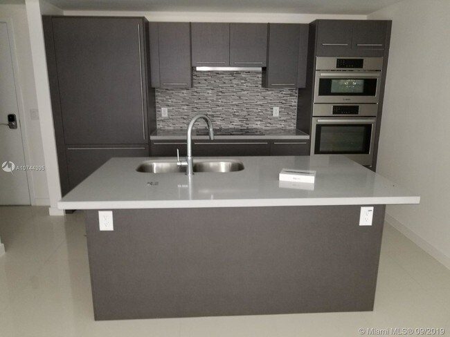 Foto del edificio - 7875 NW 107th Ave