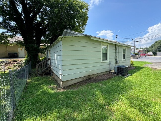 Building Photo - Updated 2/1 House in Old East Rome $995