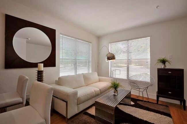 Foto del edificio - 711 W 32nd St