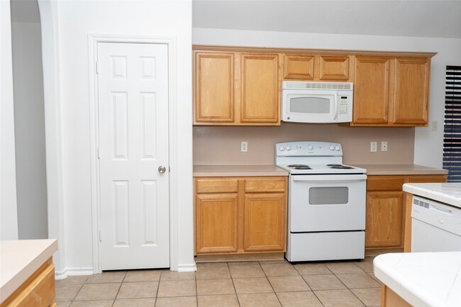 Building Photo - 12914 Pinehall Ln