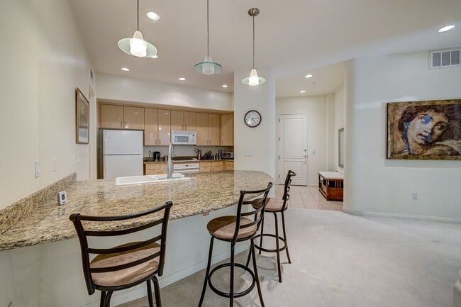 Foto del edificio - STUNNING 3 BEDROOM 2 FULL BATH FIRST FLOOR...