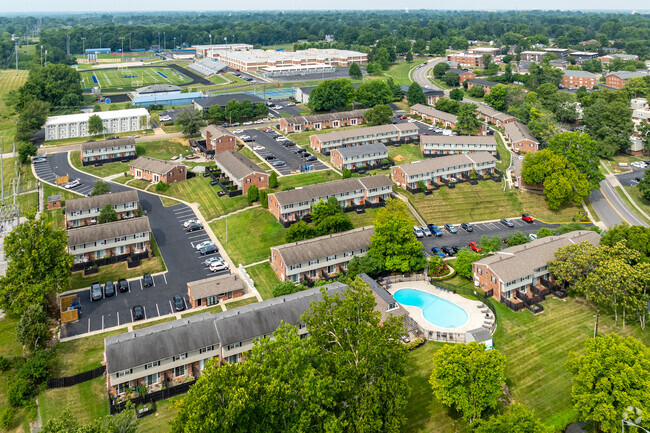 Foto aérea - The Townhomes and Flats at Fontaine